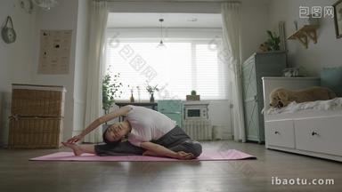 年轻女人在家里练瑜伽